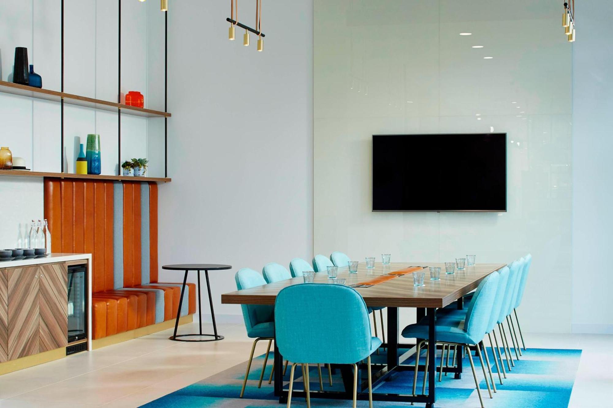 Courtyard By Marriott Airport Hotel